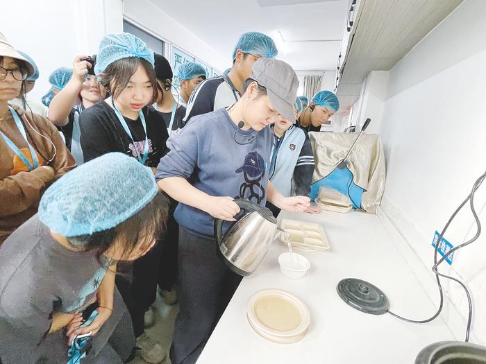 南宁市第八中学学生体验纸类产品防水防油实验。(蓝林燕 摄)