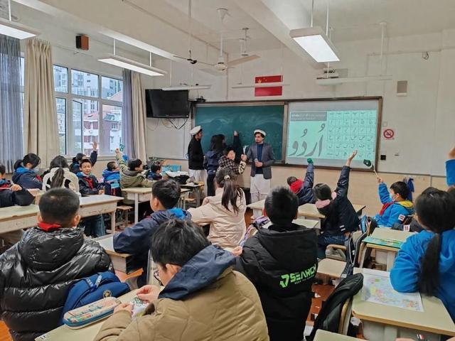 与东华大学携手举办校社联动，长宁这所小学课堂开启世界之旅
