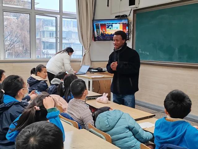 与东华大学携手举办校社联动，长宁这所小学课堂开启世界之旅