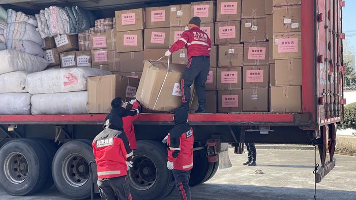 上海市妇联、儿基会联合厚天应急救援队携超八百万元物资赶赴灾区