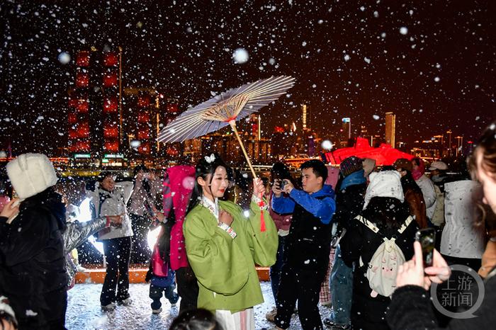 重庆主城“下雪”啦！南滨路飘起了浪漫的“初雪”犹如冰雪世界