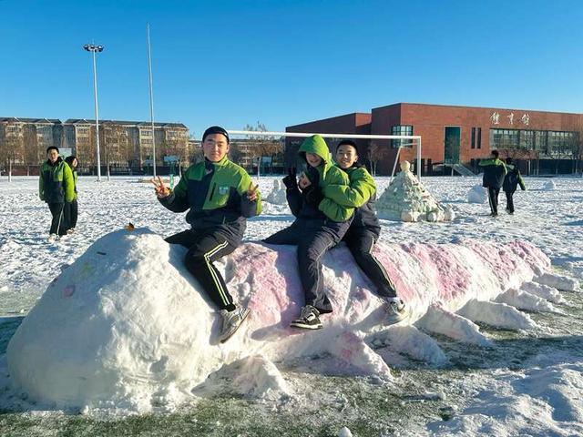 太有创意了！来看新疆可克达拉市镇江高级中学的“雪人”造型