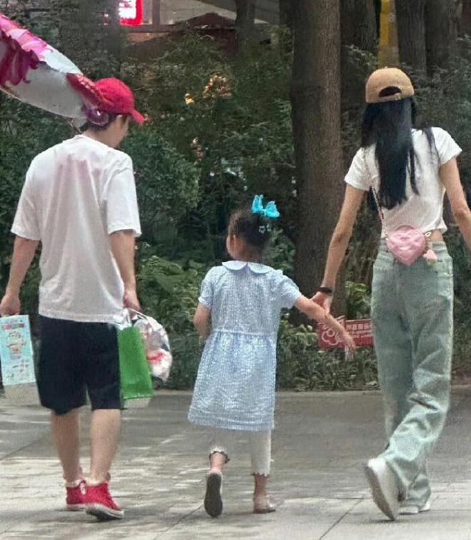 吴倩张雨剑离婚后首合体!带女儿游迪士尼,4岁女儿漂亮又灵气!