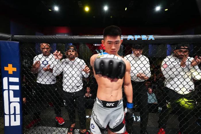 他只有25岁，就已经是UFC排名最高的中国男子拳手！