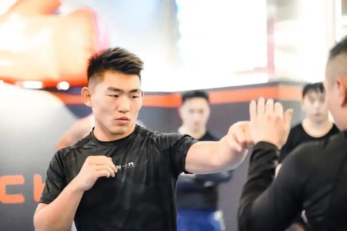 他只有25岁，就已经是UFC排名最高的中国男子拳手！