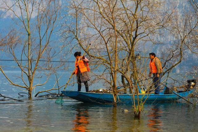 贵州毕节：河道保洁员巡河护河 守护河湖生态