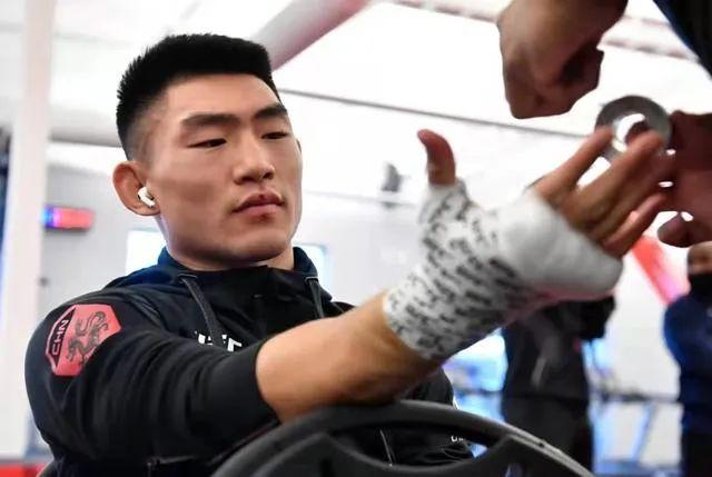 他只有25岁，就已经是UFC排名最高的中国男子拳手！