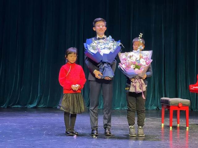 自闭症少年舒海峰广州举办首场钢琴独奏会，老师郎朗发视频祝贺