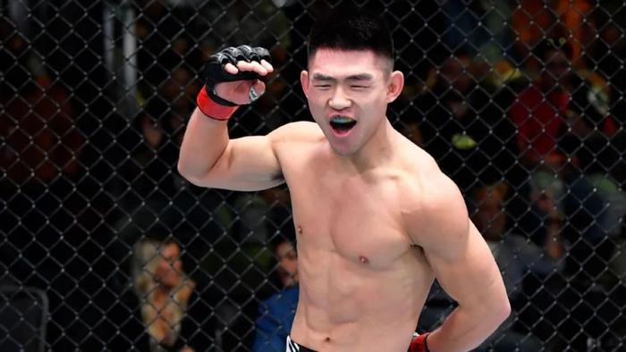 他只有25岁，就已经是UFC排名最高的中国男子拳手！