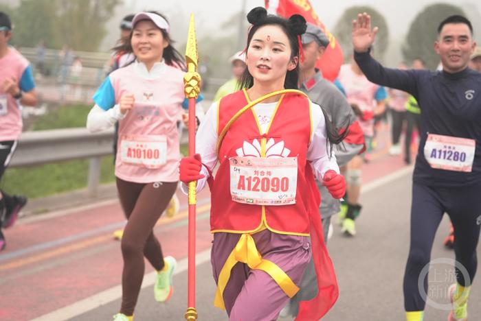 奔向2024！荣昌马拉松开跑 万“马”奔腾迎新年