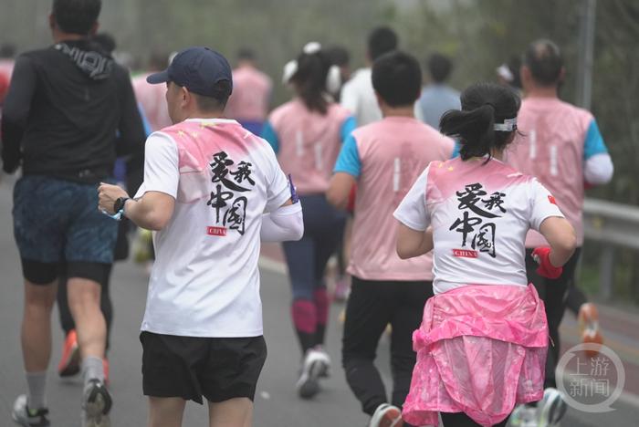 奔向2024！荣昌马拉松开跑 万“马”奔腾迎新年