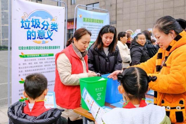 重庆九龙坡区：绿色低碳迎新年 垃圾分类美家园