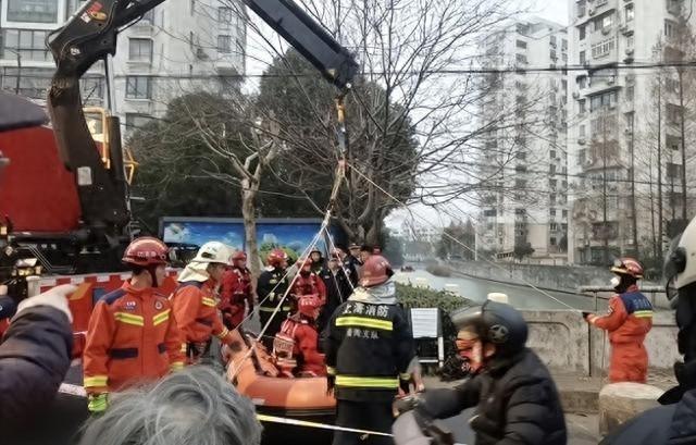 一女子在上海普陀区跳河失踪，消防仍在全力搜救中