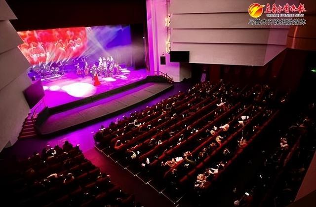 “小邓丽君”陈佳巡回演唱会在乌鲁木齐剧院举行