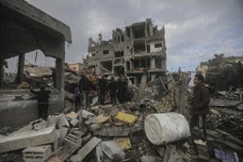 以军空袭迈加齐灾黎营后，美议巴勒斯坦人查抄被毁修建（材料图）
