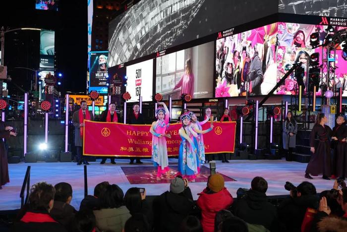 ▲五粮液在纽约时报广场展示中国传统文化节目