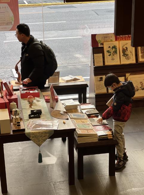 这家在上海福州路开了近70年的书店，即将闭店改造！读者提要求，书店答复