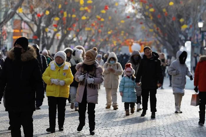 2024年1月5日,黑龙江哈尔滨中央大街上人来人往。图源:IC photo