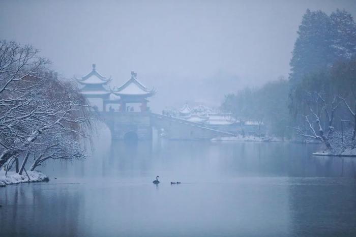 今天，一股冷空气扑向青岛！晚上嘎嘎冷！网友：你可真是掐着点来啊，老祖宗诚不欺我