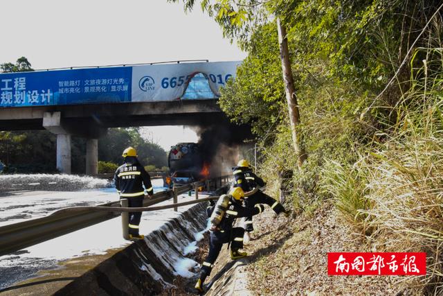 海南环岛高速一轿车追尾存有24吨柴油油罐车，消防紧急救援