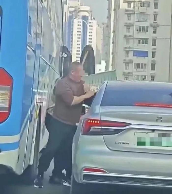 上海内环高架上一辆大巴“别停”轿车，有人手持拖把下车争执