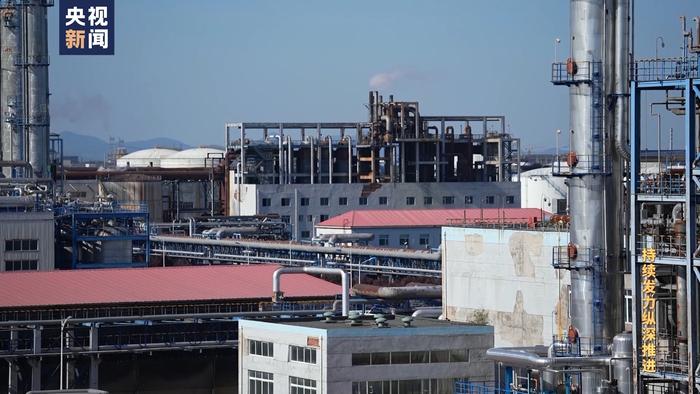 行贿者在张晓霈家5分钟路程内开餐厅送钱，为其复式住房进行高档装修