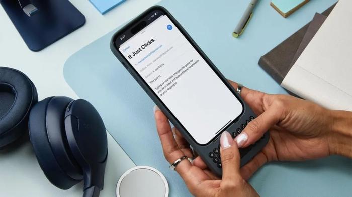 【苹果】秒变黑莓？某厂商推出全键盘手机壳 | 部分老iPhone收到赔付