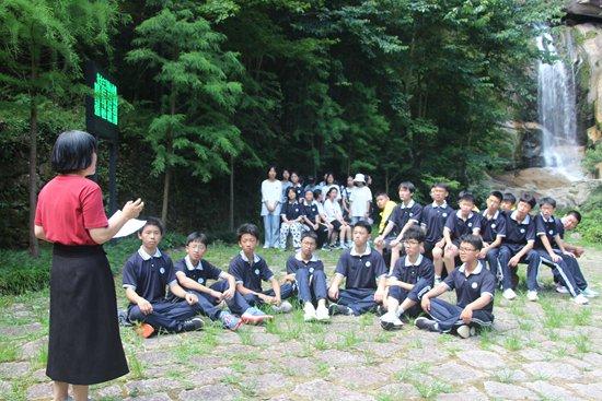“石梁班”师生在天台山石梁风景区开展“唐诗之路”研学实践。