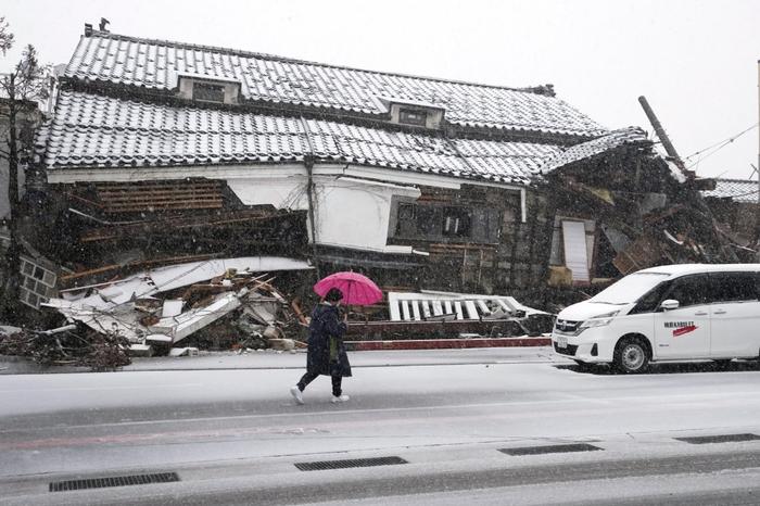 早安·世界｜日本石川县轮岛地震灾区降雪：灾民处境艰难