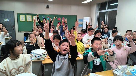 “石梁班”学生在课上展示手工实践课作品。本版图片均由受访者提供