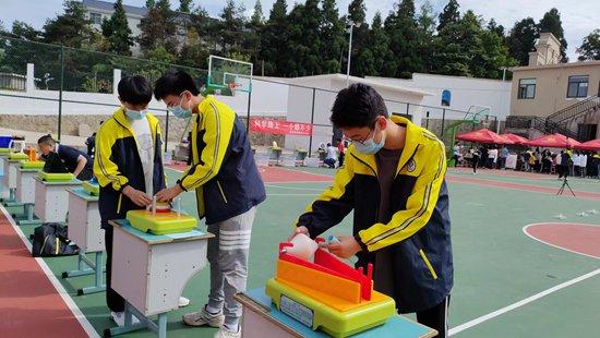 “石梁班”学生在石梁学校参加科普实践活动。