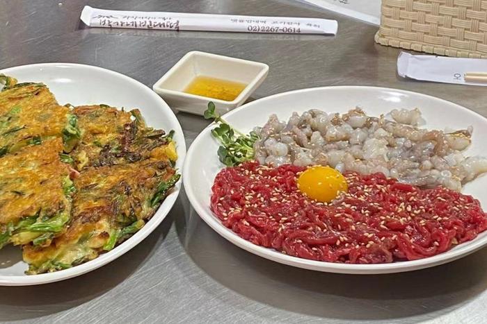  韩国传统市场广藏市场的生牛肉&章鱼和绿豆煎饼