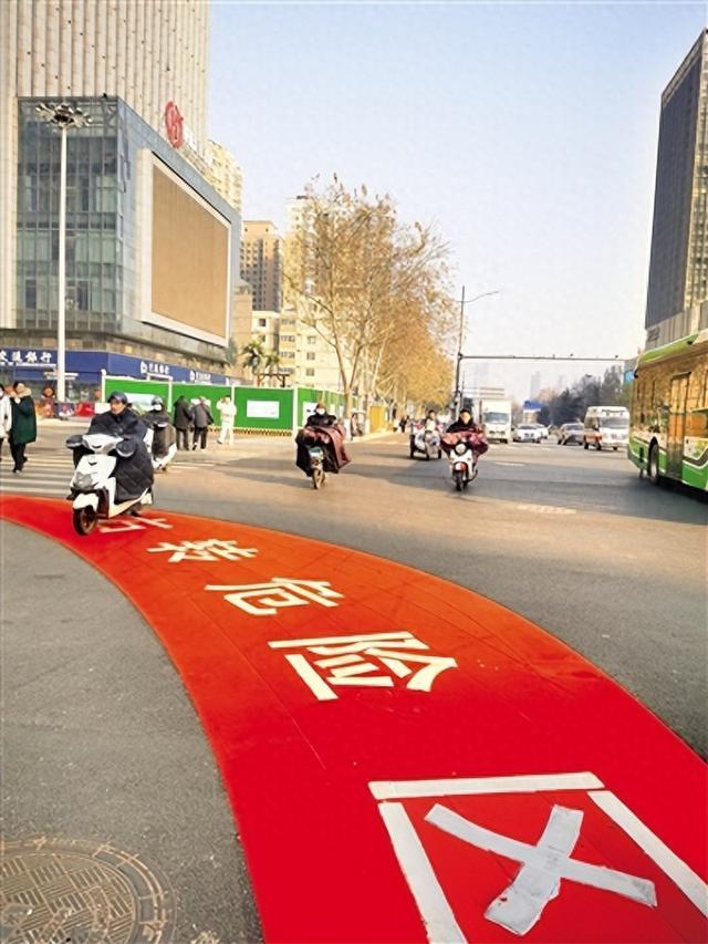 红色“右转危险区”，郑州又上新 大车右转有盲区，提醒非机动车和行人不要停留