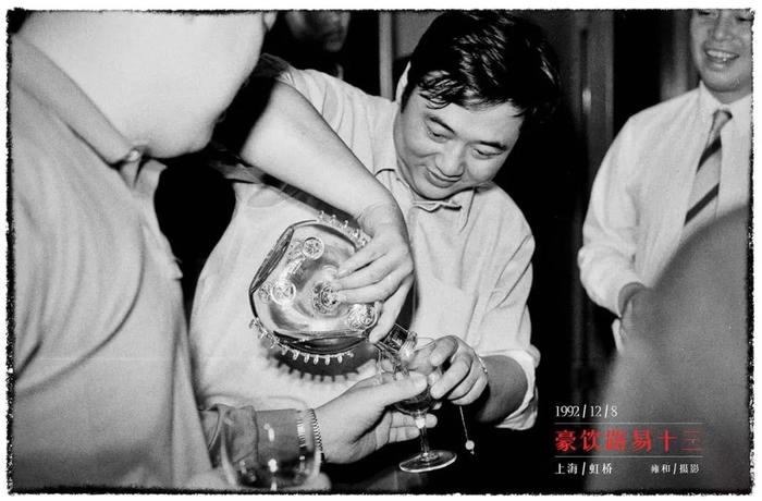 1992年底,深圳人开的虹桥夜店,他一晚开了三瓶路易十三,好像8千多块一瓶,当时沪人平均月薪356元