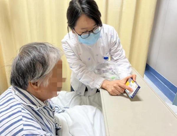 方便老人记住吃药时间，台州护士自主设计卡通提示贴纸