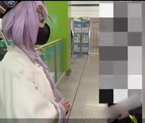 “女孩穿动漫装乘地铁被拦下”，上海地铁发布情况说明