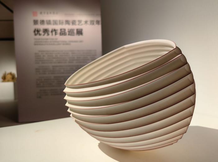 景德镇国际陶瓷艺术双年展在央美美术馆开幕，展出百件作品