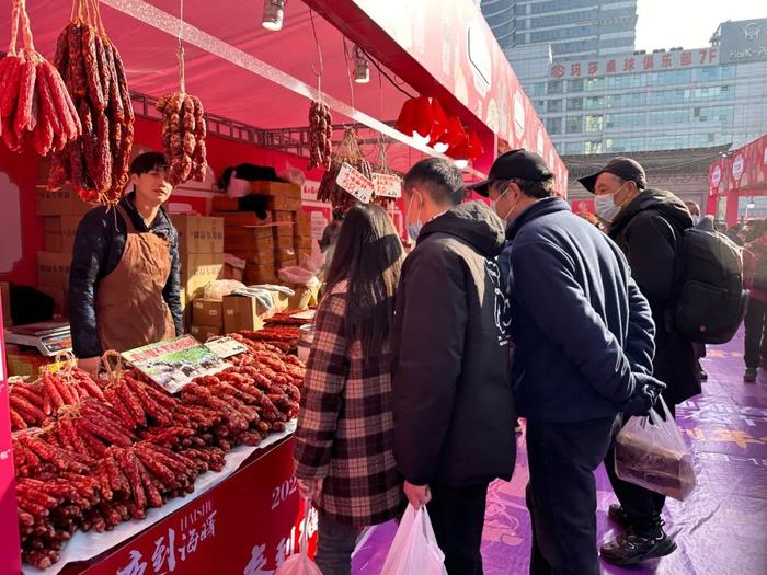 买海鲜，备年肉！今天一早，不少宁波人都去这里赶集，明后天还有…