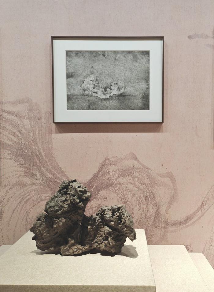 展出现场,曾梵志《云间第五石》与英石山子