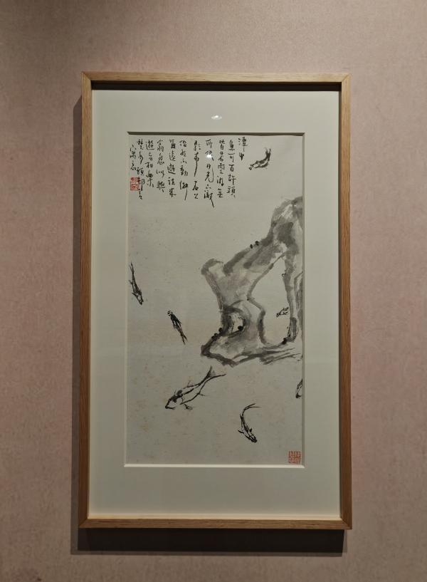 展出现场,顾村言《石与鱼 》