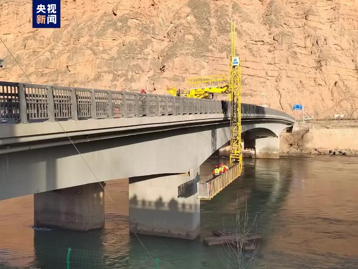 积石山震后首个交通基础设施恢复重建，大河家黄河大桥支座应急更换