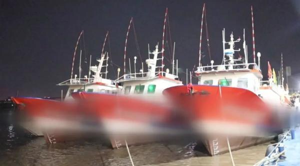 休闲渔业公司租船给鱼贩禁渔期出海非法捕捞，涉案35人被抓