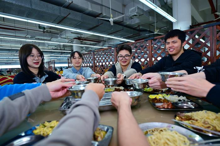 深圳大学的食堂里多了几个“AI鸡汤”档口