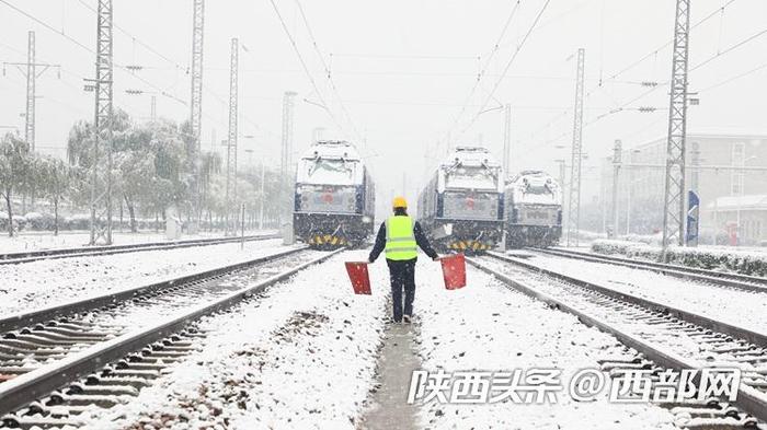 图片丨大雪中 他们全力确保铁路运输安全