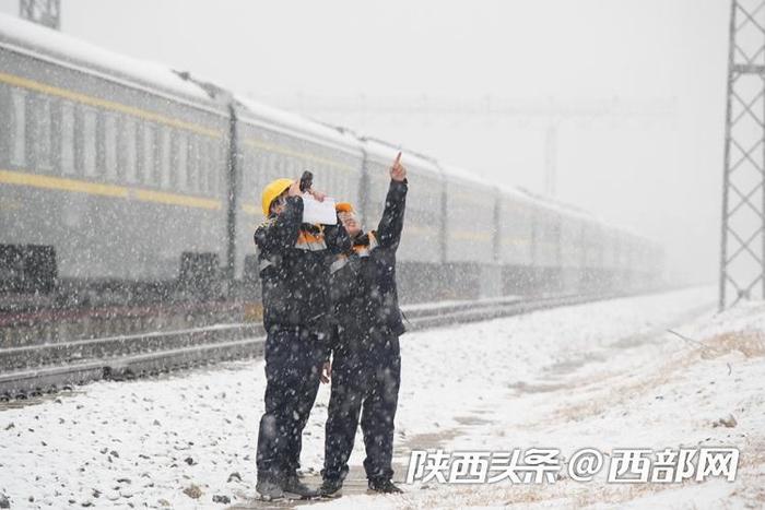 图片丨大雪中 他们全力确保铁路运输安全