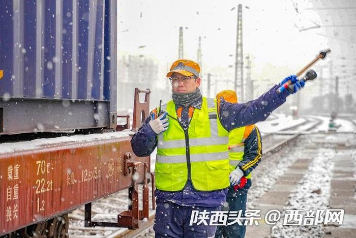 图片丨大雪中 他们全力确保铁路运输安全