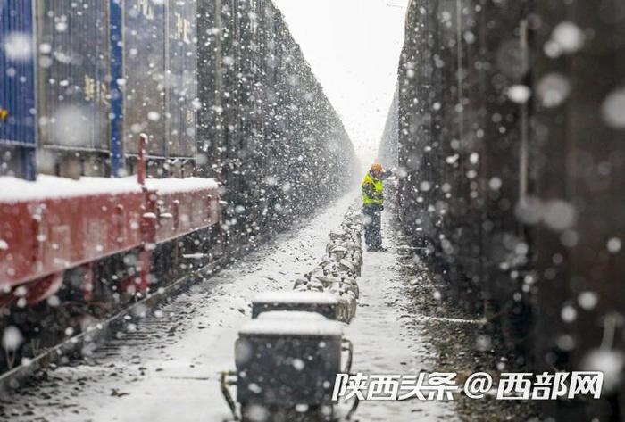 图片丨大雪中 他们全力确保铁路运输安全
