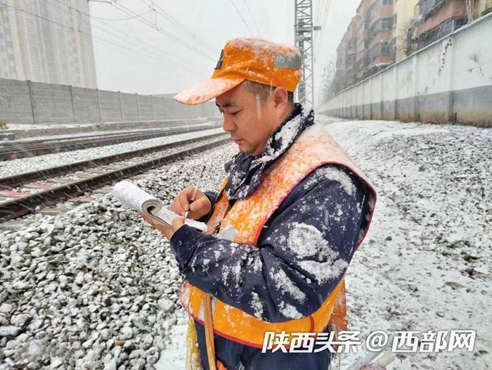 图片丨大雪中 他们全力确保铁路运输安全