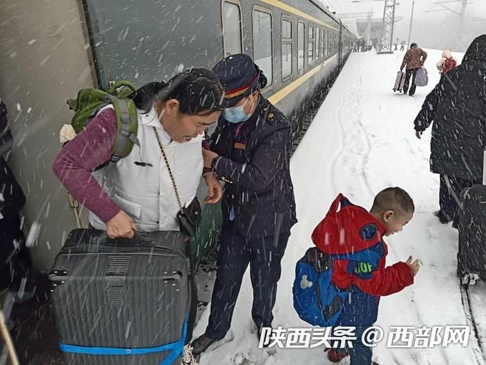 图片丨大雪中 他们全力确保铁路运输安全
