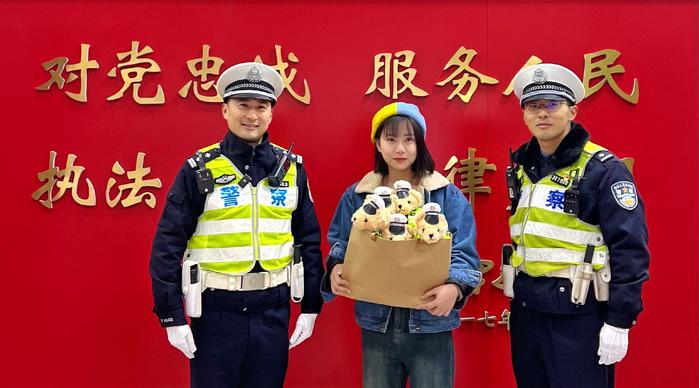 阿尔茨海默症老人误入重庆机场路，幸获女司机保护等来民警